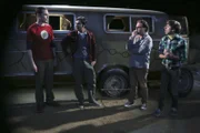 Auf dem Weg nach Mexiko, um den Junggesellenabschied von Leonard (Johnny Galecki, 2.v.r.) zu feiern, platzt ein Reifen und Sheldon (Jim Parsons, l.), Raj (Kunal Nayyae, 2.v.l.) und Howard (Simon Helberg, r.) müssen ihr theoretisches wissenschaftliches Wissen in der Praxis anwenden ...