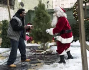 "Brooklyn Nine-Nine", "Nennen Sie mich 'Big Sugar'." Es ist soweit, Jack und Rosa geht ein dicker Fisch ins Netz: der 'Pontiac Bandit' alias Doug Judy, der die beiden schon so lange an der Nase herumgeführt hat. Jack freut sich riesig über den gelungenen Coup. Er ahnt nicht, dass Doug noch ein Ass im Ärmel hat. Amy will ihrem Boss gegen dessen ausdrücklichen Wunsch ein Weihnachtsgeschenk machen. Derweil setzen Gina und Charles alles daran, einen Keil zwischen ihre Eltern zu treiben, bevor diese sich tatsächlich ernsthaft ineinander verlieben könnten.