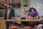 Sie beobachten Sheldons Interview für die Star-Trek-Dokumentation und erfahren so einige Geheimnisse: Wil Wheaton (l.), Penny (Kaley Cuoco, M.) und Leonard (Johnny Galecki, r.) ...