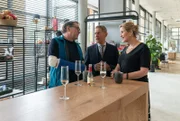 Eigentlich wollte Dr. Kaminski (Udo Schenk, mi.) seinem alten Freund Dr. Bruno Herzog (Albrecht Ganskopf, re.) Sarah Marquart (Alexa Maria Surholt, re.) vorstellen. Doch Bruno flirtet sofort und so direkt mit Sarah, dass es Kaminski mehr als unangenehm ist.