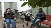 Regina (re.) besucht ihre Freundin Manja im Pflegeheim
