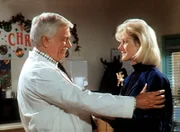Dr. Mark Sloan (Dick Van Dyke, l.) begrüßt herzlich seine Tochter Carol (Stacy Van Dyke, r.), die er seit acht Jahren nicht mehr gesehen hat.