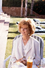 Bea Michaels (Christina Pickles)