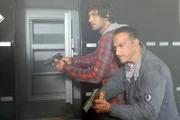 Auf der Autobahn kommt es zu einem brutalen Überfall auf einen Sicherheitstransporter. Die Täter werden jedoch von Ben (Tom Beck, li.) und Semir (Erdogan Atalay) überrascht und müssen flüchten.