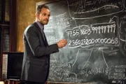 Ermittelt in einem Fall von Kindesentführung und lässt dabei wieder einmal sein ganzes detektivisches Gespür und seine unschlagbaren logischen Fähigkeiten spielen: Sherlock Holmes (Jonny Lee Miller) ...