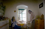 Patriarch Theodorus (Panos Koronis) reist zu seiner Mutter Sophia (Rania Oikonomidou) nach Griechenland, nachdem er erfahren hat, dass sie krank ist. Es treibt ihn um, dass sie ihm nicht verraten möchte, wer sein leiblicher Vater ist.