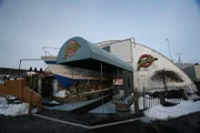 Das Lokal "Jack's Waterfront" ist während der Sommermonate eigentlich ein beliebter Treffpunkt für Wassersportler. Doch aufgrund der mittelmäßigen Qualität des Essens und einem fehlenden Management, schlittert das Restaurant auf die Pleite zu. Gordon Ramsay soll helfen ...