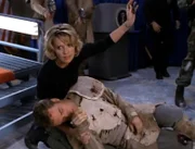 Nachdem Martouf (J.R. Bourne) erst auf den Präsidenten und dann auf sich selbst geschossen hat, stirbt er in Samanthas (Amanda Tapping) Armen.