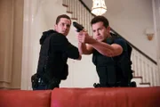 NELLA FOTO, DA SINISTRA: JESSE LEE SOFFER (JAY HALSTEAD), JON SEDA (ANTONIO DAWSON)