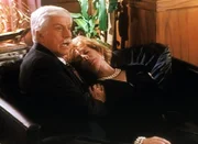 Mark (Dick Van Dyke, l.) kümmert sich um Bea Michaels (Christina Pickles, r.), die ohnmächtig geworden ist ...