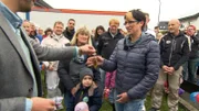 Nina bekommt vom Zuhause im Glück-Team ihren Schlüssel zurück