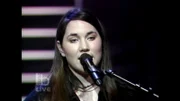 Jill Paquette spielt ihre emotionalen Lieder.
