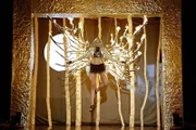 Ein Model (Miriam Höller) eröffnet die große Dessous-Moden-Show von Sarah Kaufmann.
