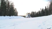 Lkw auf einer verschneiten Straße