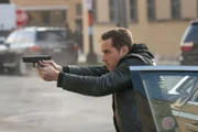 Jay Halstead (Jesse Lee Soffer) sucht verzweifelt nach den Entführern dreier Mädchen, die gezwungen worden sind, als Drogenkuriere zu arbeiten.