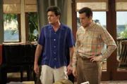 Wollen Judith wieder los werden: Charlie (Charlie Sheen, l.) und Alan (Jon Cryer, r.) ...