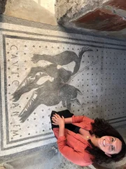 Bettany Hughes mit Cave Canem Mosaik. (Sandstone Global)