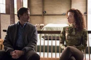 Die Tatsache, dass Freddie Lounds (Lara Jean Chorostecki, r.) noch am Leben ist, könnte will (Hugh Dancy, l.) eben dieses kosten ...