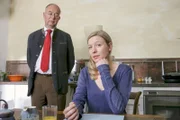 Cellistin Isolde Tanner (Antje Widdra, r.) zeigt sich zur Verwunderung von Polizeichef Achtziger (Alexander Duda, l.) nicht entsetzt über den Tod des Hausmeisters. Hat die Musikerin etwas mit dem Mord zu tun?