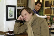 Armin (Rainer Will, l.) sucht den Rat von Lars (Alexander Klaws, r.), der ihn auf eine Idee bringt ...
