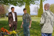 Die Cops Hansen (Igor Jeftic, l.) und Loibl (Stephan Zinner, r.) konfrontieren Gärtner Lehmann (Lars Weström, m.) mit ihrem Verdacht.