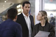 Müssen in einem Fall ermitteln, in dem ausgerechnet Lucifers Mutter die Täterin sein könnte: Dan (Kevin Alejandro, l.), Lucifer (Tom Ellis, M.) und Chloe (Lauren German, r.) ...