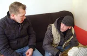 Kurzerhand macht Otto (li.) den 22jährigen Ricardo zum Chef der Familien-Aufträum-Aktion!