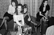 Die DDR im Sommer '90: ein Land zwischen zwei Gesellschaftssystemen, zwischen Nichtmehr und Nochnicht. Das Leben ist im Umbruch, die Welt steht offen. Alles scheint möglich – und nichts sicher. In Ost-Berlin wird die Einheit verhandelt und gegen die drohende Abwicklung demonstriert. Der Film erzählt vom Sommer der ungeahnten Möglichkeiten. Vom Aufbruch ins Ungewisse und Momenten der Anarchie. - Neu in der DDR: Misswahlen