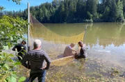 Bei den Seto läuft auch das Reusenfischen ganz traditionell ab.