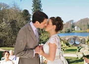 Rosamunde Pilcher - Vier Jahreszeiten: Das Geschenk des Frühlings Hochzeitskuss: Tim Delap als Tom, Paula Kalenberg als Abby