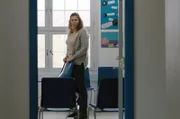 Jytte (Susan A. Olsen) bereitet den Klassenraum für ein Aufklärungsgespräch der örtlichen Polizei zu den aktuellen Geschehnissen an der Schule vor.