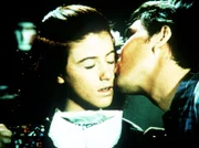Andrew March (Sean T. Roche, r.), der neue Reverend von Waltons Mountain, gibt Elizabeth Walton (Kami Cotler, l.) einen freundschaftlichen Kuss, der ihr jedoch wesentlich mehr bedeutet ...