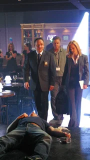 Der berühmte Komiker Dougie Max (Jeffrey Ross, lieg.) ist während einer Vorstellung zusammengebrochen und sofort tot. Capt. Brass (Paul Guilfoyle), Grissom (William Petersen) und Catherine (Marg Helgenberger) nehmen am Tatort die Ermittlungen auf.
