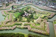 Hakodate liegt im Süden Hokkaidos. Die sternförmige Festung Goryokaku wurde ab 1860 zum Schutz der Stadt und als Behördenstandort errichtet. Seit Anfang des 20. Jahrhunderts ist sie ein öffentlicher Park, in dem im Frühling 1.600 Kirschbäume blühen.