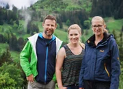 SRF bi de Lüt  Wunderland - Region rund um den Eiger/BE Staffel 5, Episode 7 Nik Hartmann auf der Alp Kaltenbrunnen mit den beiden Älplerinnen Irene Odermatt und Martina Käslin