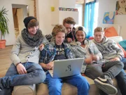 Lukas, Philipp, Felix, Joel und Tom (von links nach rechts) planen ihre große Abschiedsparty.