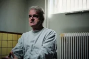 Hix (Ian Burns) wird von Nora verhört und erzählt ihr die grotesken Details seiner Verbrechen.