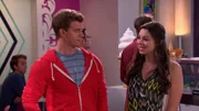 Vorne, l-r: Link Evilman (Barrett Carnahan), Phoebe Thunderman (Kira Kosarin)
