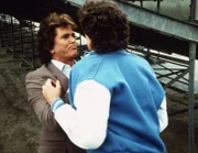 Jack (Darren Dalton, r.) wird handgreiflich, und Jonathan (Michael Landon, l.) muss ihn energisch zur Ordnung rufen.
