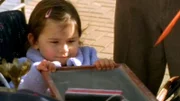 Die kleine Tanja (Alysha Kearley-Renfro) ist mit ihrer Oma auf einem Trödelmarkt. Die Schiefertafel gefällt der kleinen...