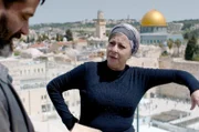 Momis Auftraggeberin Meira (Sarit Vino Elad) arbeitet für die jüdische AR-AA-Stiftung, deren Ziel es ist, durch den gezielten Erwerb von Grundstücken den jüdischen Einfluss im arabisch dominierten Ostteil von Jerusalem auszuweiten.