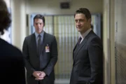 Warden Miles Tate (Robert Gant, r.) ruft Hotch (Thomas Gibson, l.) und sein Team nach Texas, nachdem zwei Wachen eines privatisierten Hochsicherheitsgefängnisses ermordet wurden ...