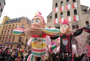 Mit dem Sessionsmotto "FasteLOVEnd - Wenn Dräum widder blöhe" stehen diesmal zwei große Themen im Mittelpunkt des Rosenmontagszuges: LIEBE und TRÄUME! Der WDR überträgt das karnevalistische Treiben live, das traditionell an der Severinstorburg in der Kölner Südstadt startet. Über die Ringe, durch die Altstadt und am Dom vorbei ziehen 12.500 Teilnehmer über 7,5 Kilometer zu Fuß oder in den 78 Festwagen an den Kameras vorbei.