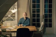 Noras Vater (Bue Wandahl) sorgt sich um seine Tochter und wünscht sich, dass sie mal eine Pause machen würde.