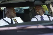 Captain Ray Holt (Andre Braugher, l.); Terry Jeffords (Terry Crews, r.)