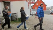 Verkaufsaktion, von links: Gregory, Jasmin und Trödel-Experte Sükrü Pehlivan.