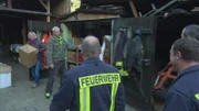 Thomas besorft für die Entrümpelung einige Helfer