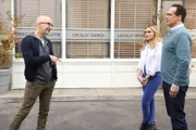 (v.l.n.r.) Walker Montgomery (Jim Rash); Taylor Otto (Meg Donnelly); Greg Otto (Diedrich Bader)
