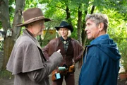 Wer wird Sheriff auf dem Westernfest? Johanna Wildenknecht (Teresa Weißbach, Mitte) will Heinz Kluthe (Holger Handtke, links) seinen Posten streitig machen. Dann wäre auch Fritz' (Guido Hammesfahr, rechts) Bauwagen in Gefahr.