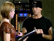 O'Neill (Richard Dean Anderson) kann kaum glauben, wieviel Kraft er hat, seit er das Armband trägt. Die Tok'Ra-Wissenschaftlerin Anise (Vanessa Angel) ist ebenfalls begeistert.